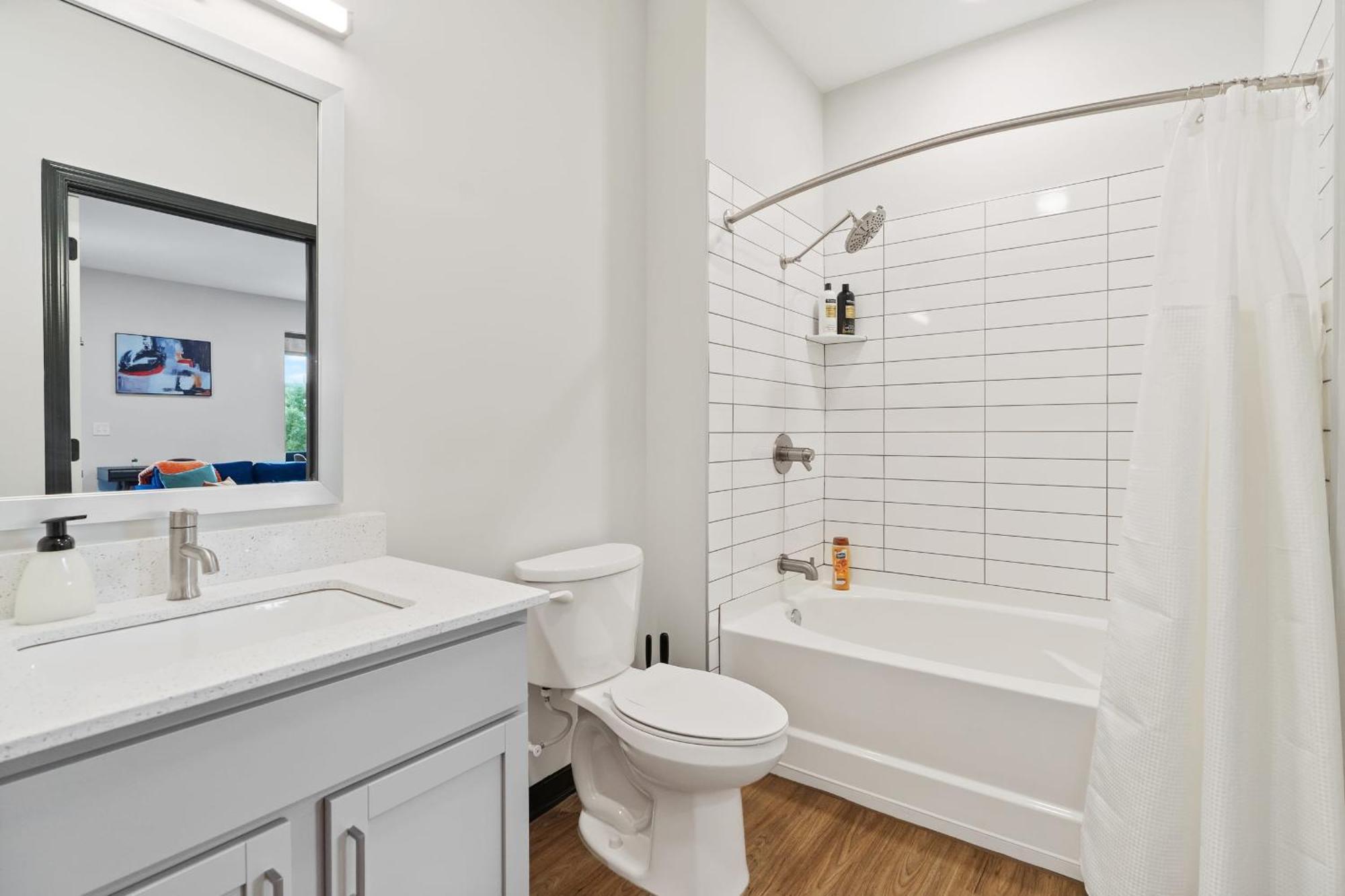 Cozysuites On Mass With Garage Parking #4 Indianapolis Bagian luar foto