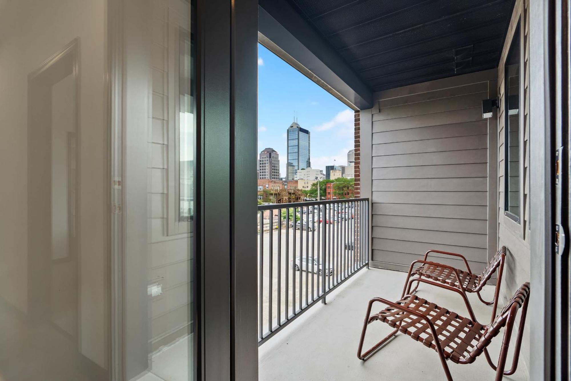 Cozysuites On Mass With Garage Parking #4 Indianapolis Bagian luar foto